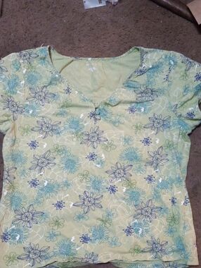 Kim Rogers Light Green Floral V-Neck Short Sleeve Top